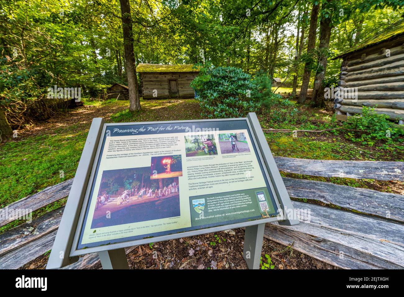 Informationsschild für das Hickory Ridge Living History Museum steht an seinem gespaltenen Eisenbahnzaun in Boone, North Carolina. Stockfoto