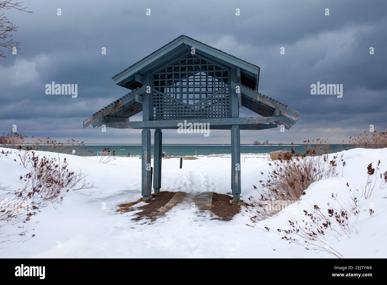 Ein Gartenpavillon (Pavillon) überblickt die südliche Georgian Bay an einem düsteren, stürmischen Wintertag im Lighthouse Point, Collingwood. Stockfoto