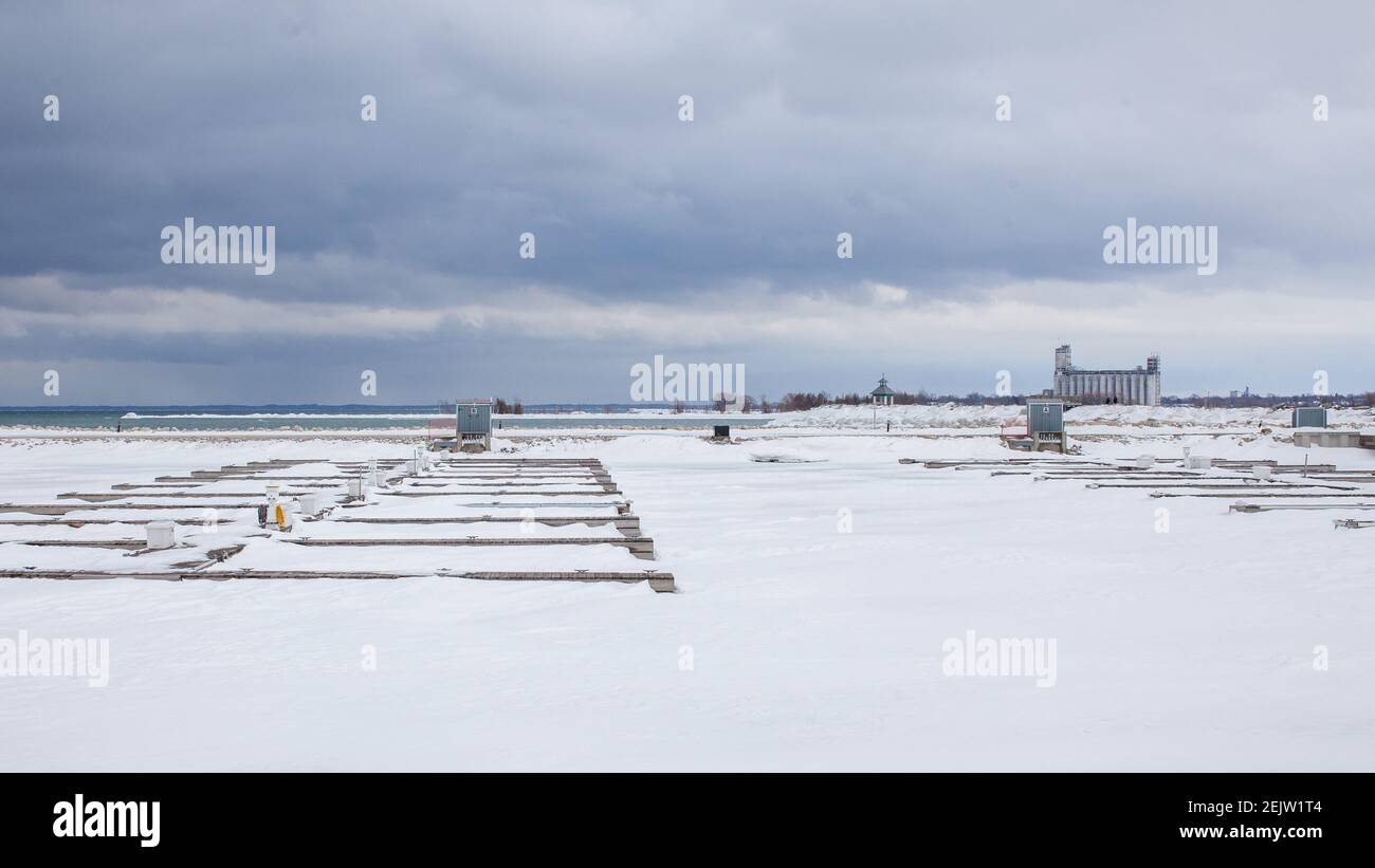 Die Bootsrampen sind eingefroren, während die Lighthouse Point Marina in Collingwood, Ontario, Winterstürme und die eisigen Temperaturen von Georgia erlebt Stockfoto