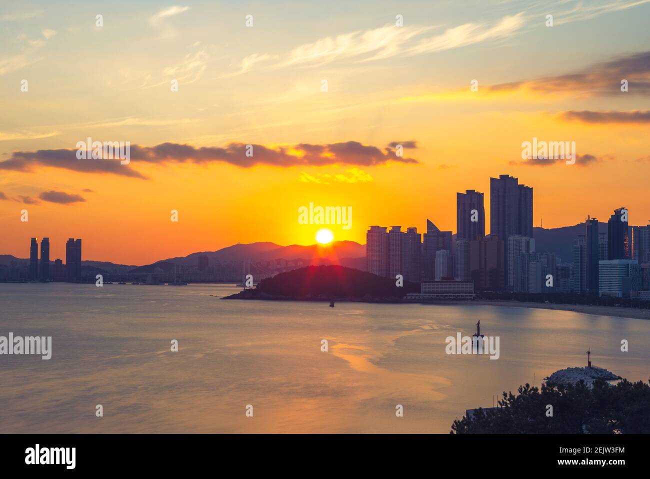 Gwangan Bridge und die Skyline von Haeundae in Busan Stockfoto