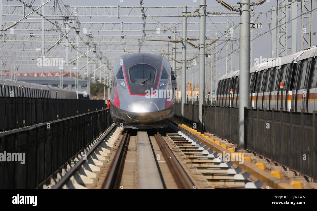 Ein Fuxing-Zug, eine Serie von Hochgeschwindigkeitszügen und Hochgeschwindigkeitszügen der EMU, wird am CRRC Qingdao Sifang, Stadt Qingdao, Ostchinas Provinz Shandong, am 11. März 2020 getestet. Stockfoto