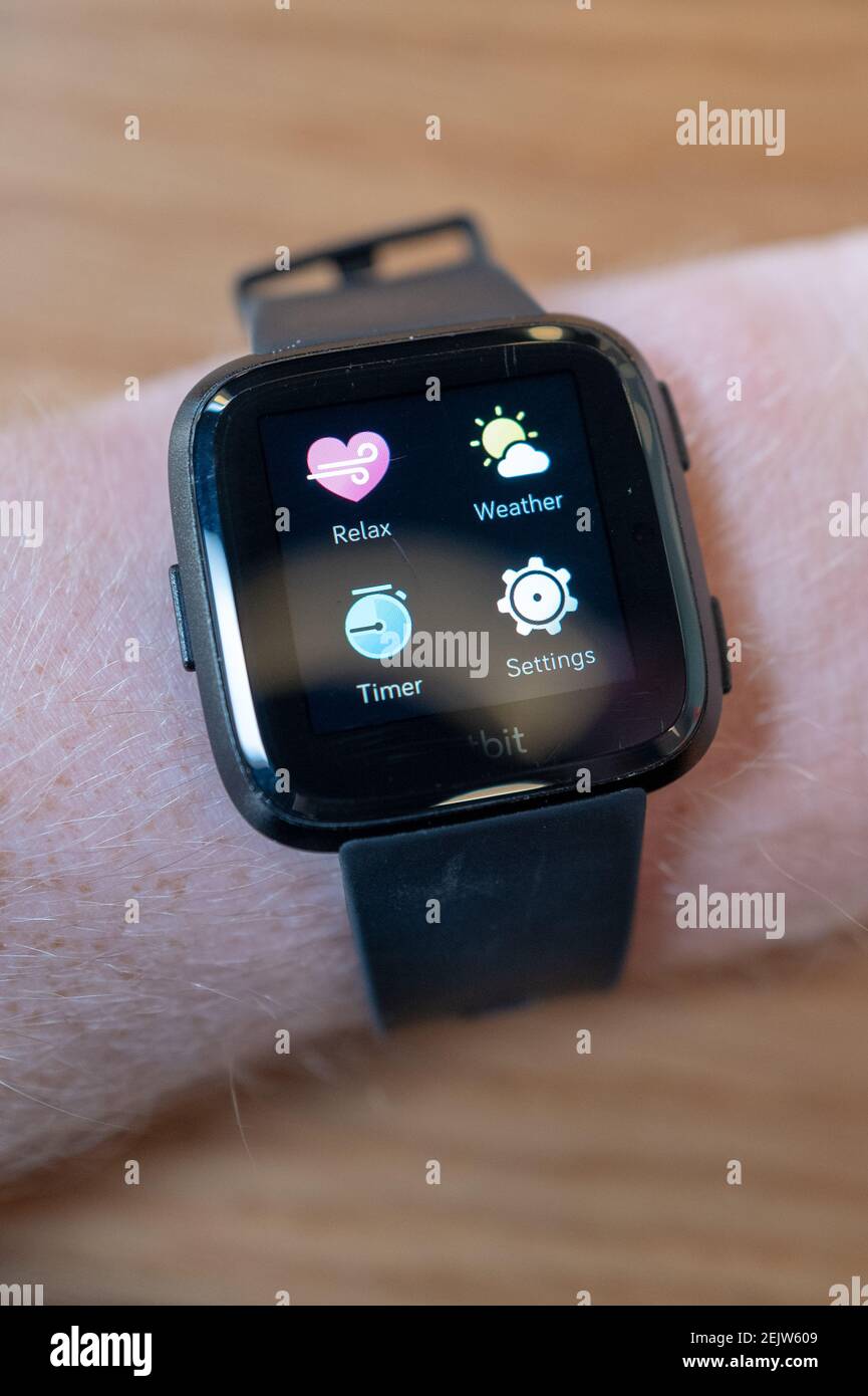Fitbit Versa Smartwatch zeigt App Menu am Handgelenk eines Mannes vor hellem Hintergrund San Ramon Kalifornien Februar 7 2020. Foto von Smith Collection Gado Sipa USA Stockfotografie Alamy
