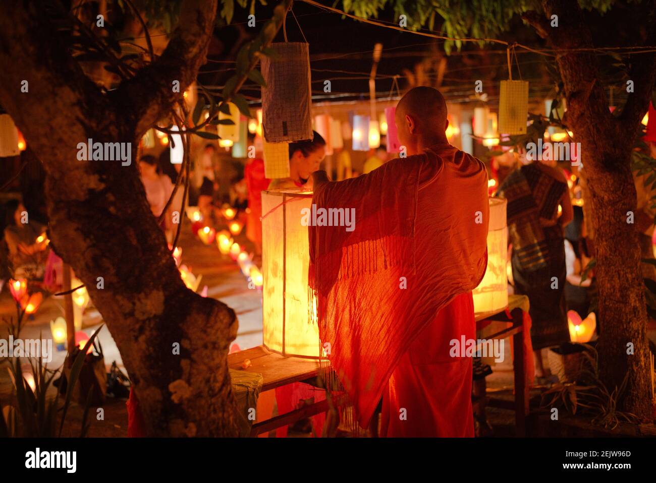Mönch Einrichtung eines kleinen Papiertheaters Boun Ock Phansaa in Luang Prabang, Laos 2020 Stockfoto