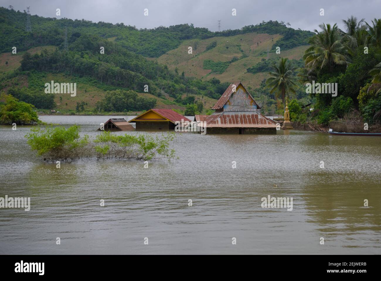 Lat Tha Hae Tempel, halb in Wasser getaucht, verursacht durch den Bau eines neuen Staudamms am Nam Ou Fluss in Nord-Laos. Stockfoto