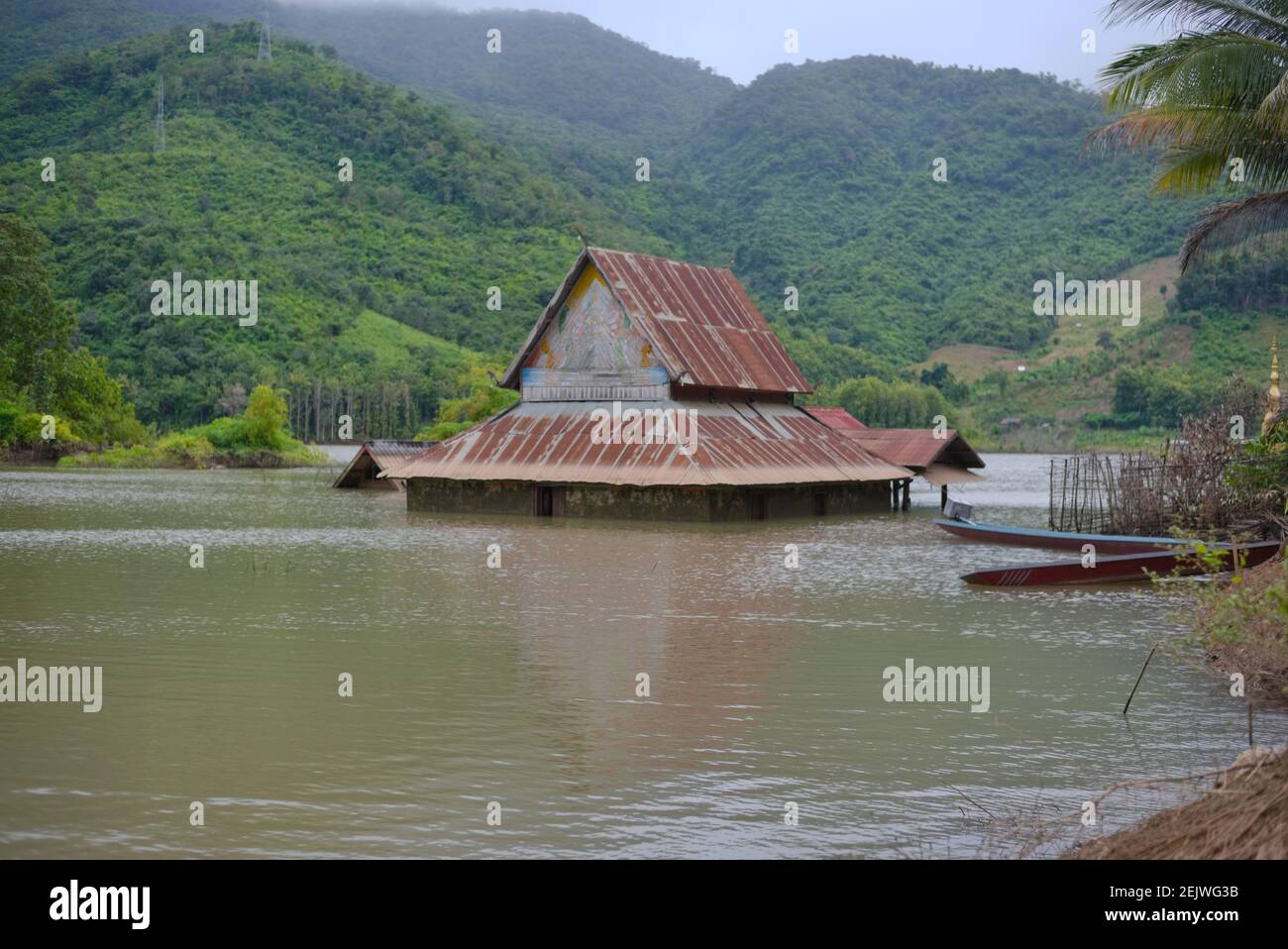 Lat Tha Hae Tempel, halb in Wasser getaucht, verursacht durch den Bau eines neuen Staudamms am Nam Ou Fluss in Nord-Laos. Stockfoto