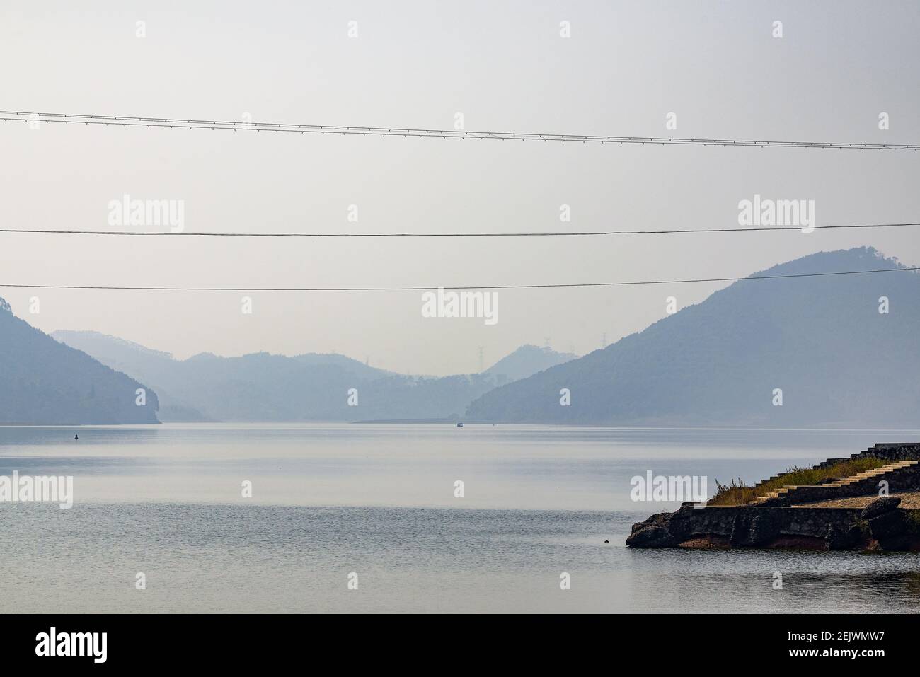 Stauseen, Seen und von Dämmen geformte Berginseln Stockfoto
