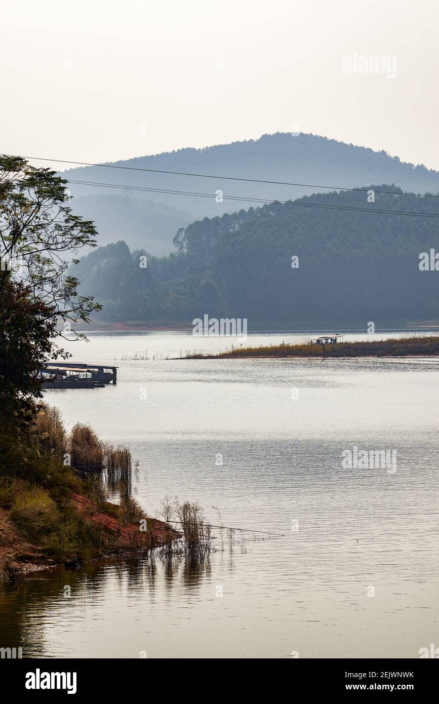 Stauseen, Seen und von Dämmen geformte Berginseln Stockfoto