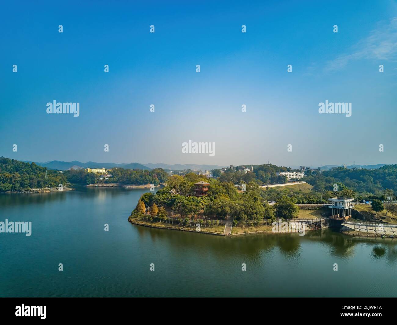 Stauseen, Seen und von Dämmen geformte Berginseln Stockfoto