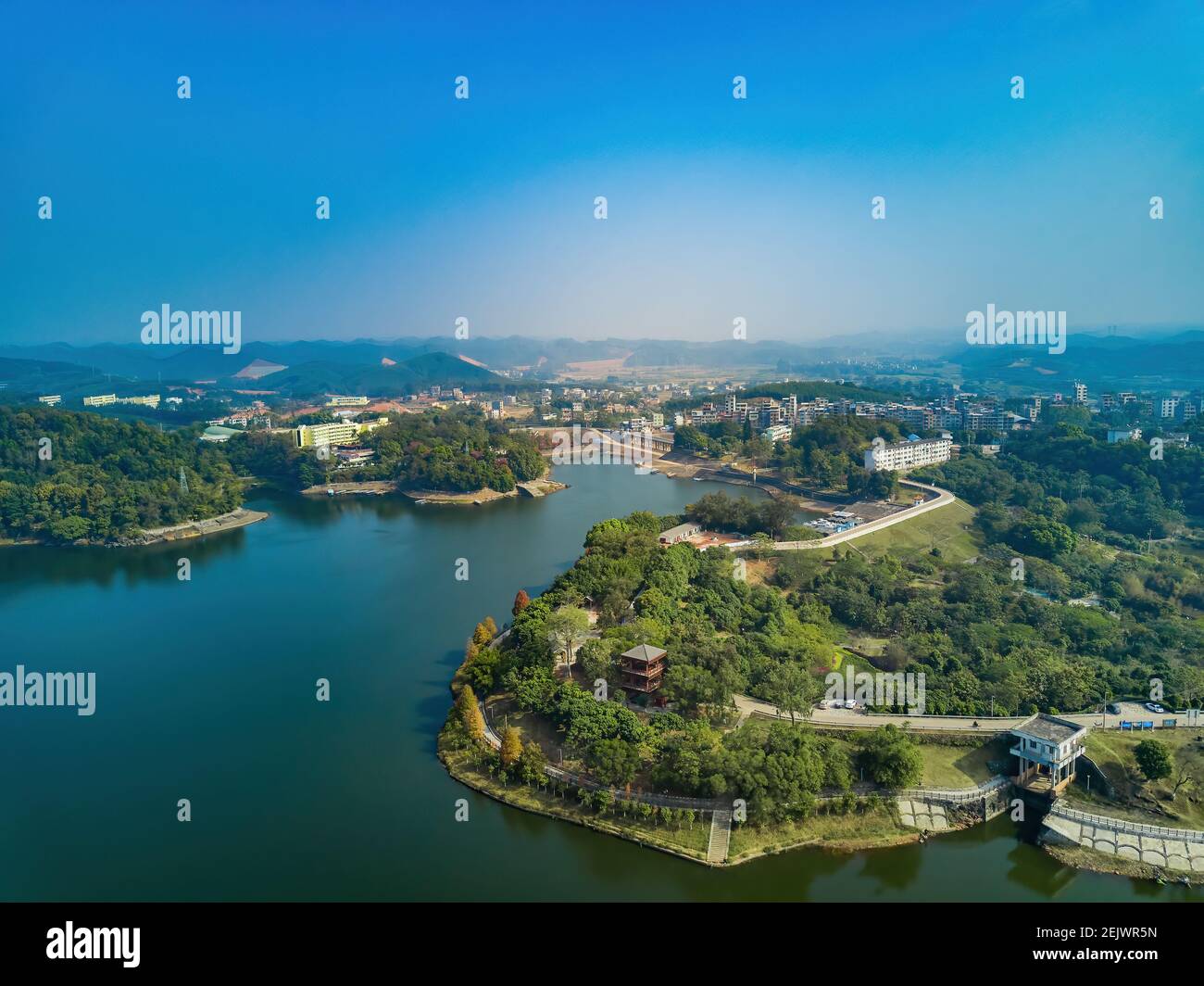 Stauseen, Seen und von Dämmen geformte Berginseln Stockfoto