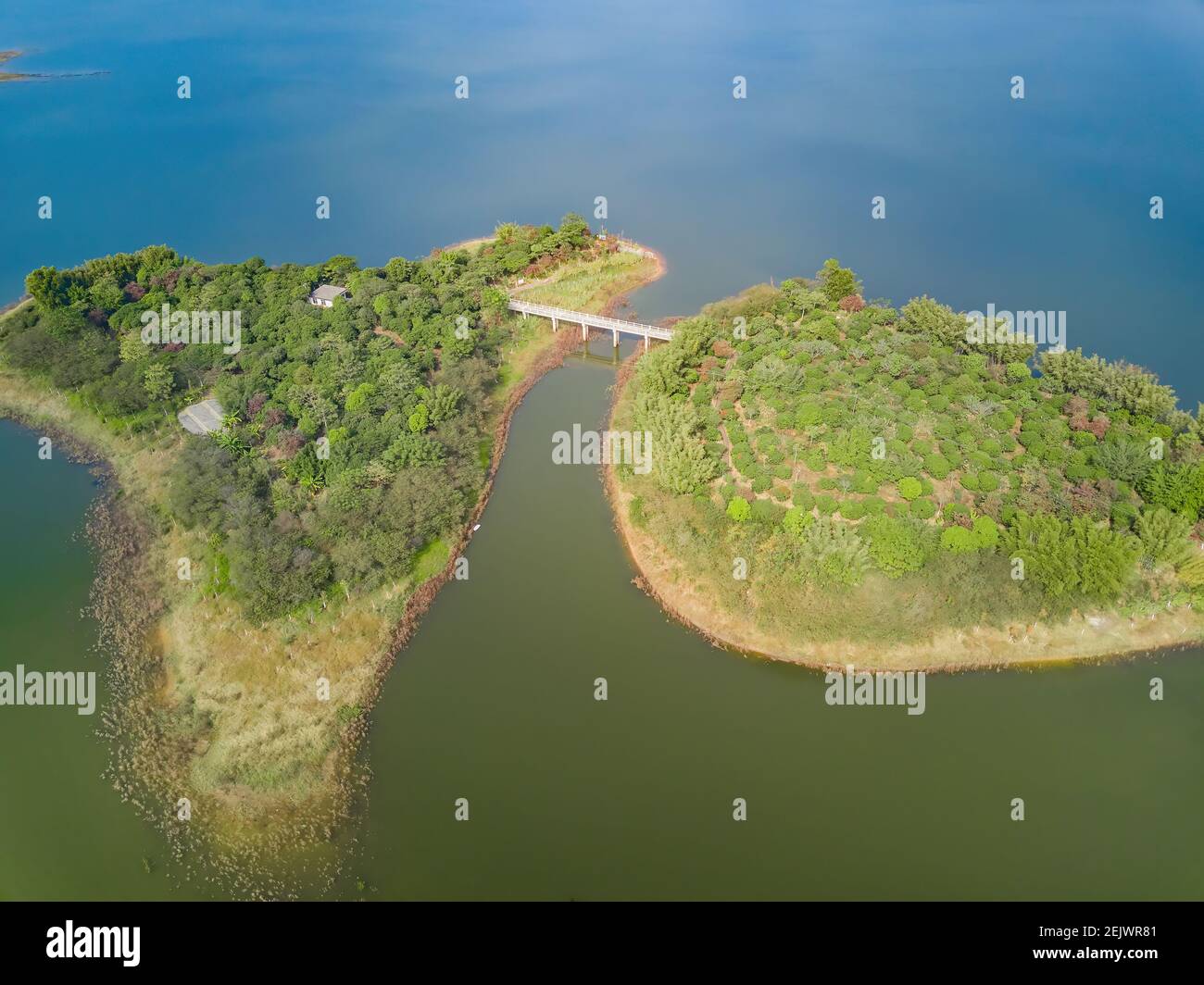 Stauseen, Seen und von Dämmen geformte Berginseln Stockfoto