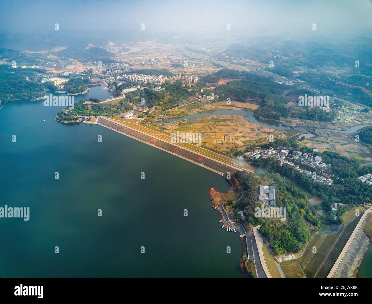 Stauseen, Seen und von Dämmen geformte Berginseln Stockfoto