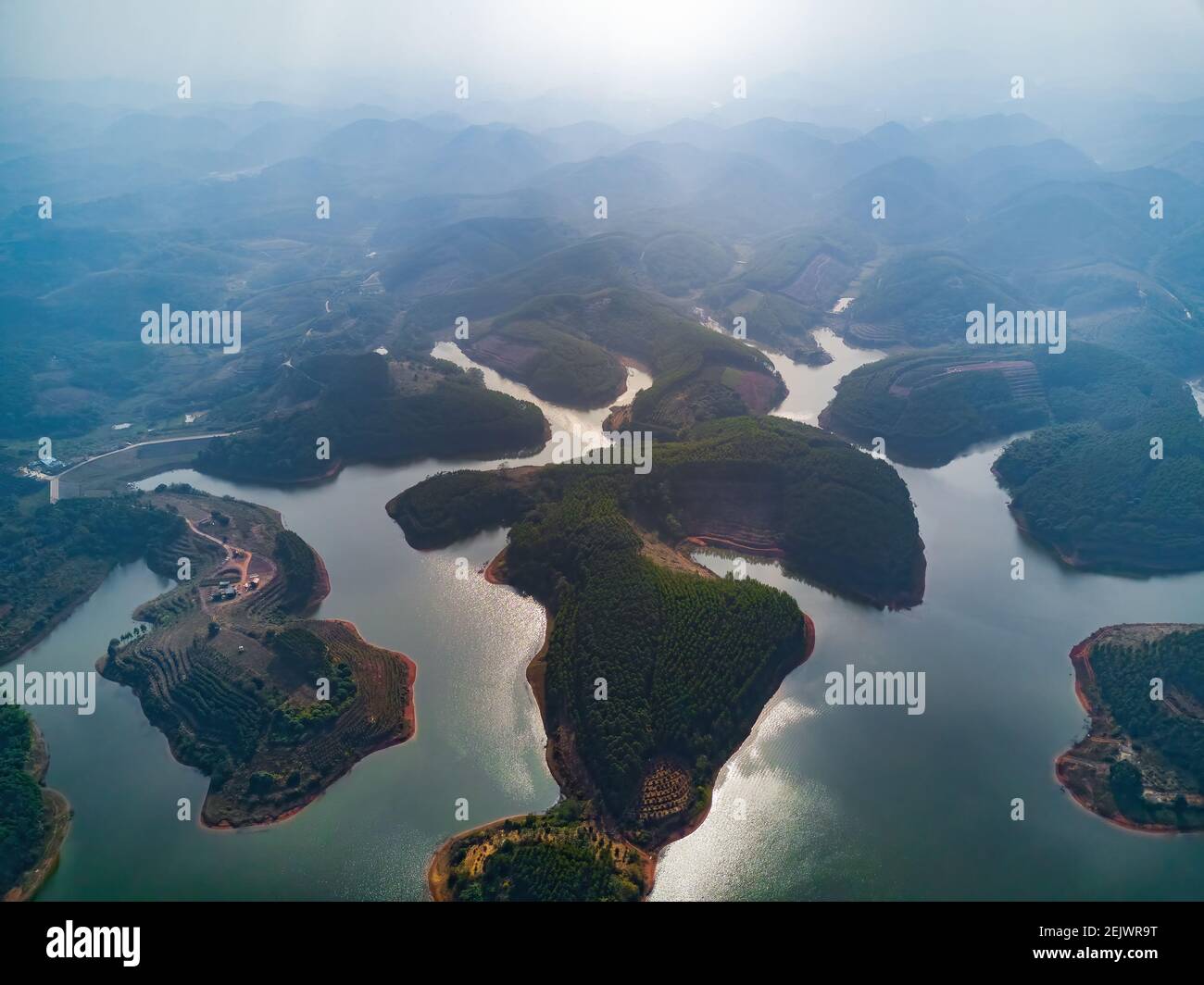 Stauseen, Seen und von Dämmen geformte Berginseln Stockfoto