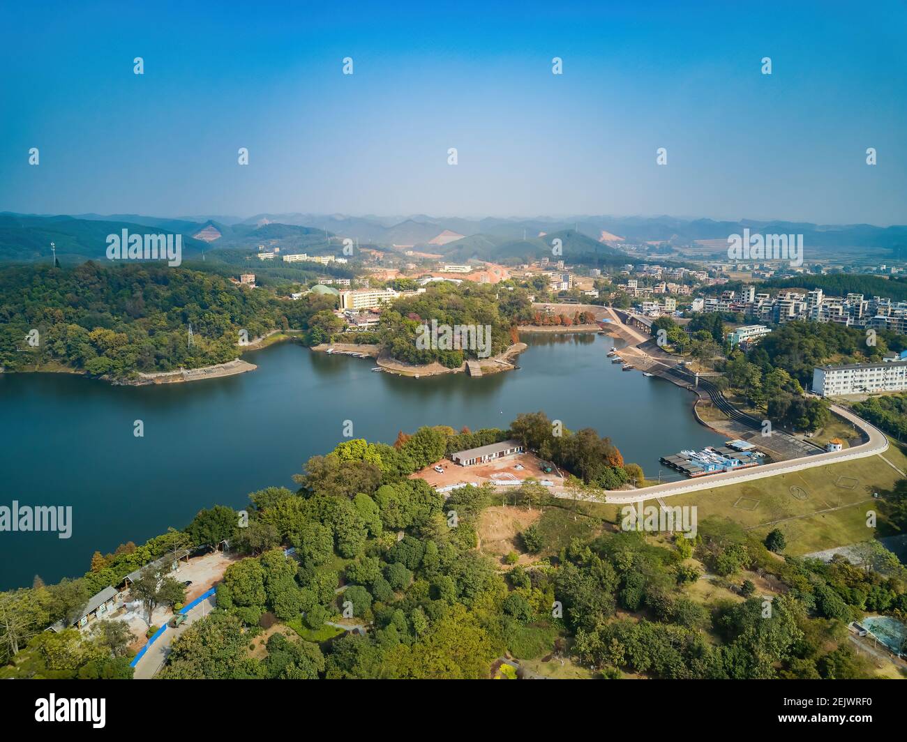Stauseen, Seen und von Dämmen geformte Berginseln Stockfoto