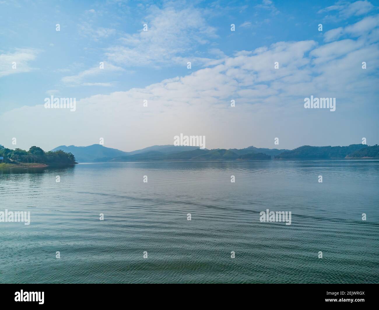 Stauseen, Seen und von Dämmen geformte Berginseln Stockfoto