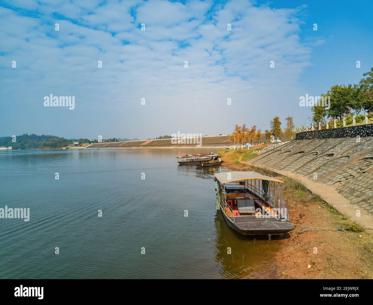 Stauseen, Seen und von Dämmen geformte Berginseln Stockfoto