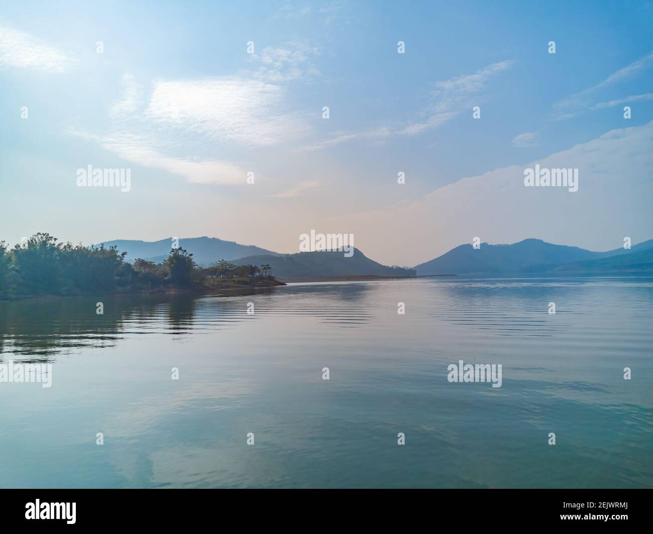 Stauseen, Seen und von Dämmen geformte Berginseln Stockfoto