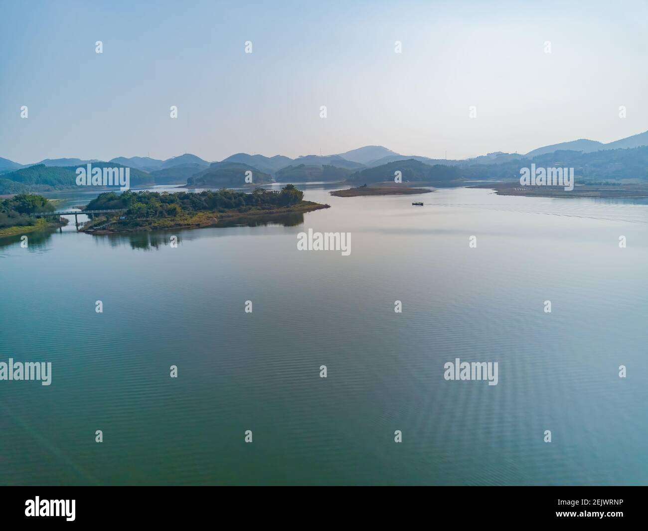 Stauseen, Seen und von Dämmen geformte Berginseln Stockfoto