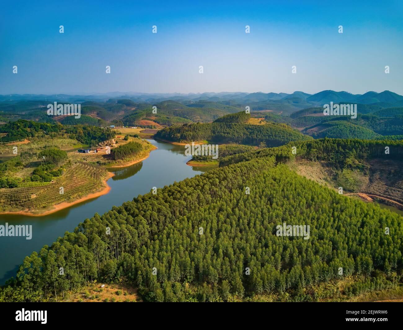 Stauseen, Seen und von Dämmen geformte Berginseln Stockfoto