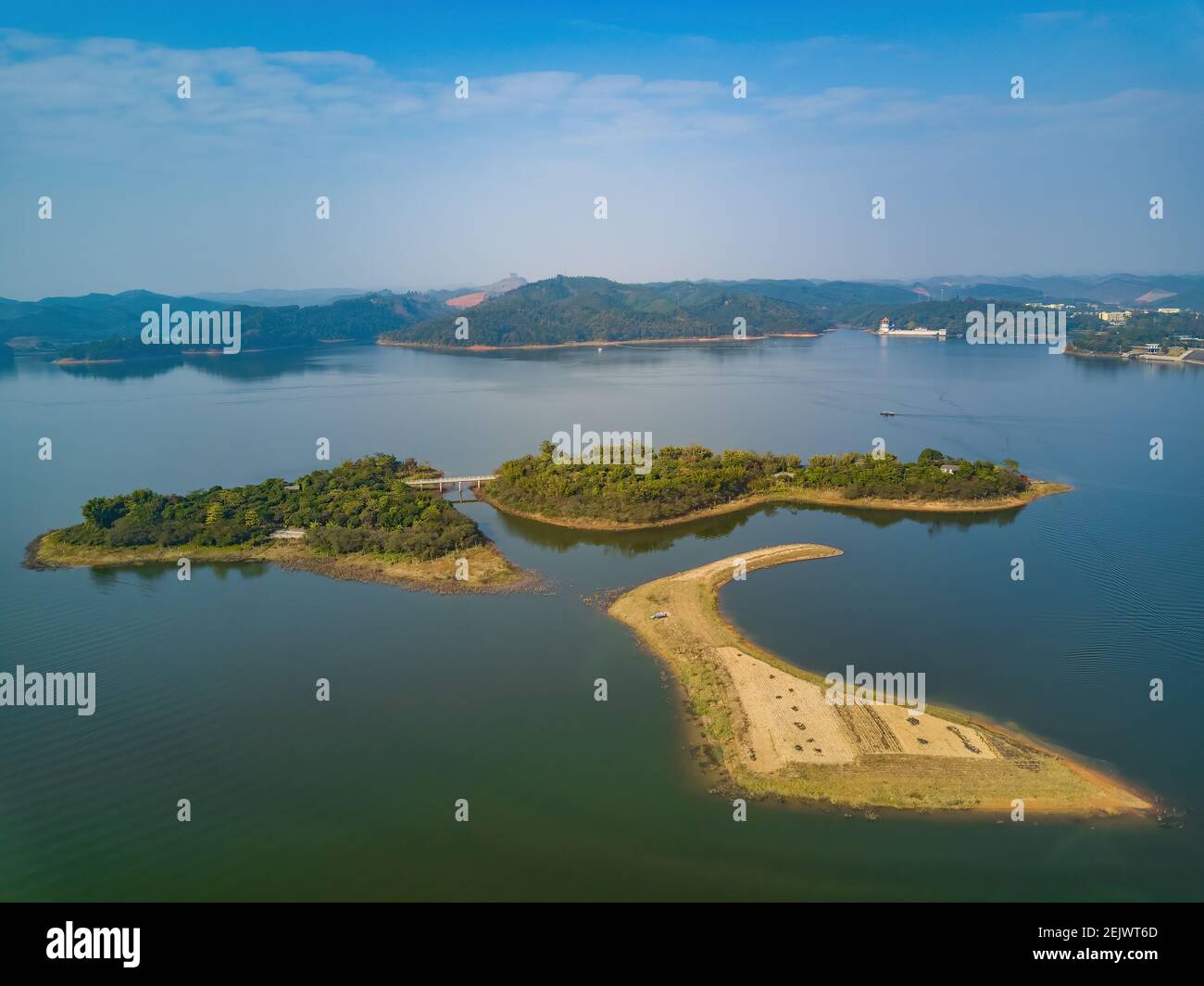 Stauseen, Seen und von Dämmen geformte Berginseln Stockfoto