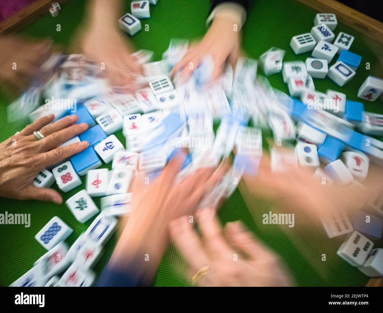 Die Leute spielen Mahjong Stockfoto