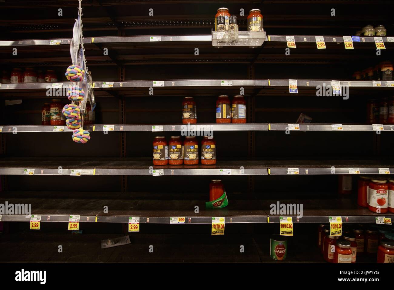 Ein Regal, das einmal voller Nudelsaucen war, ist bei einem Kroger in der Innenstadt von Bloomington fast leer. In den letzten Tagen haben sich die Käufer über lokale Einzelhändler herabgestiegen, die die Regale mit Toilettenpapier, Heftklammern, Konserven, Desinfektionsmitteln und anderen Gegenständen leerten, während sie panisch einkaufen, weil die COVID-19/Coronavirus-Pandemie die Lieferketten belastet und es den Einzelhändlern erschwert. Und ihre Arbeiter, um Regale zu halten. (Foto von Jeremy Hogan / SOPA Images/Sipa USA) Stockfoto