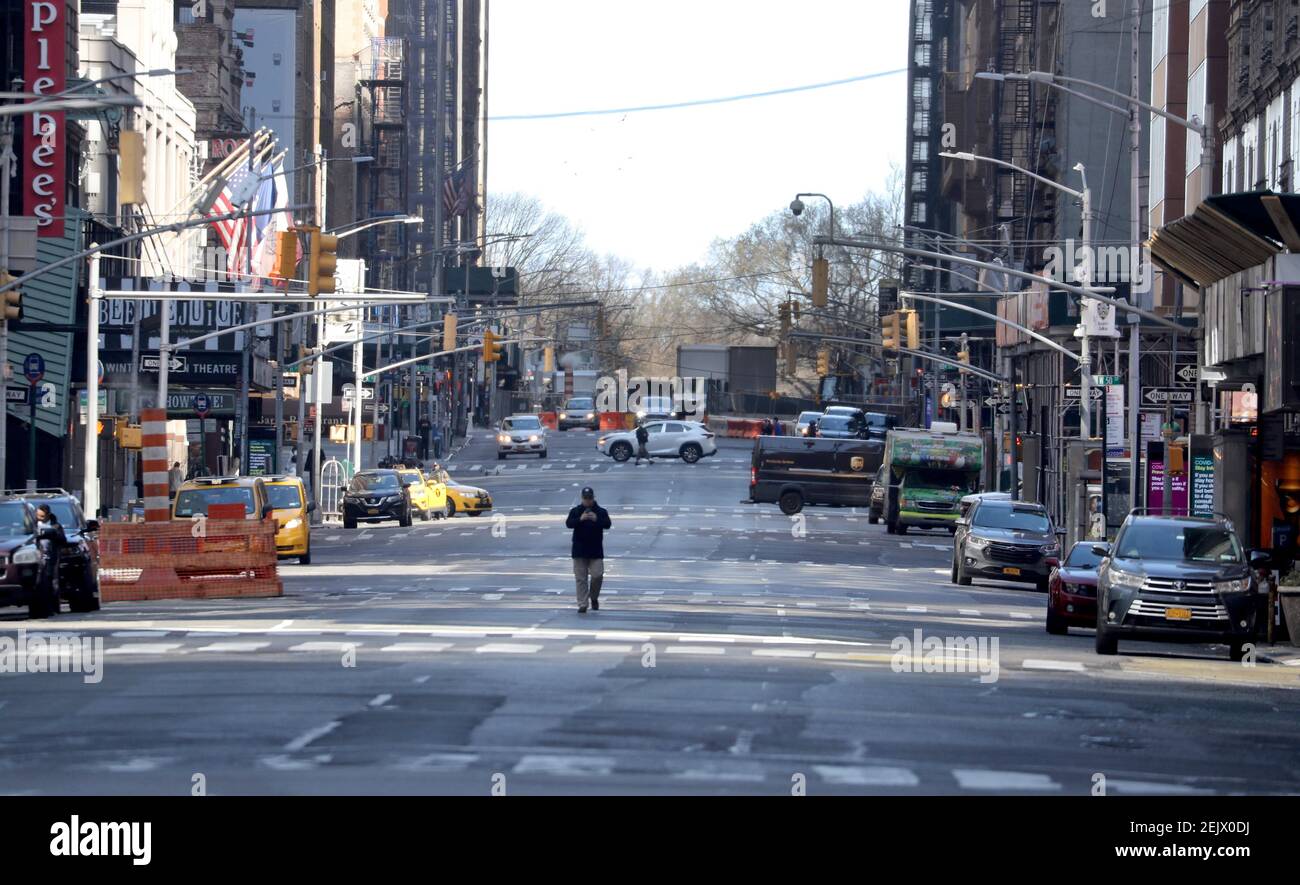 23. März 2020; New York City, NY, USA; Seventh Ave. In Manhattan war weitgehend leer von Verkehr 21. März 2020. Coronavirus-Konzerne haben fast alle Geschäfte geschlossen und die meisten New Yorker im Haus gehalten. Pflichtangabe: Seth Harrison/The Journal News via USA Today NETWORK/Sipa USA Stockfoto