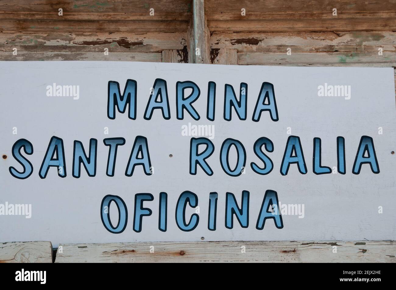 Handbemaltes Schild für das Marina Büro in Santa Rosalia, Baja California Sur, Mexiko. Stockfoto