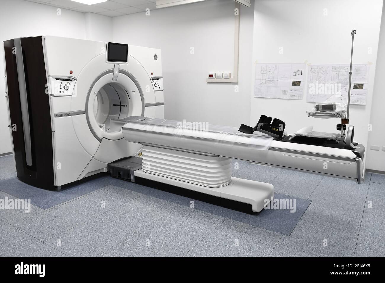 VERDUNO, ITALIEN - 24. März 2020: CT-Scan (computergestützte axiale  Tomographie) wird im Verduno Krankenhaus gesehen. Verduno Krankenhaus wird  diese Woche (früher als erwartet) mit einigen intensiv-und subintensive  Pflege Plätze, um den Coronavirus