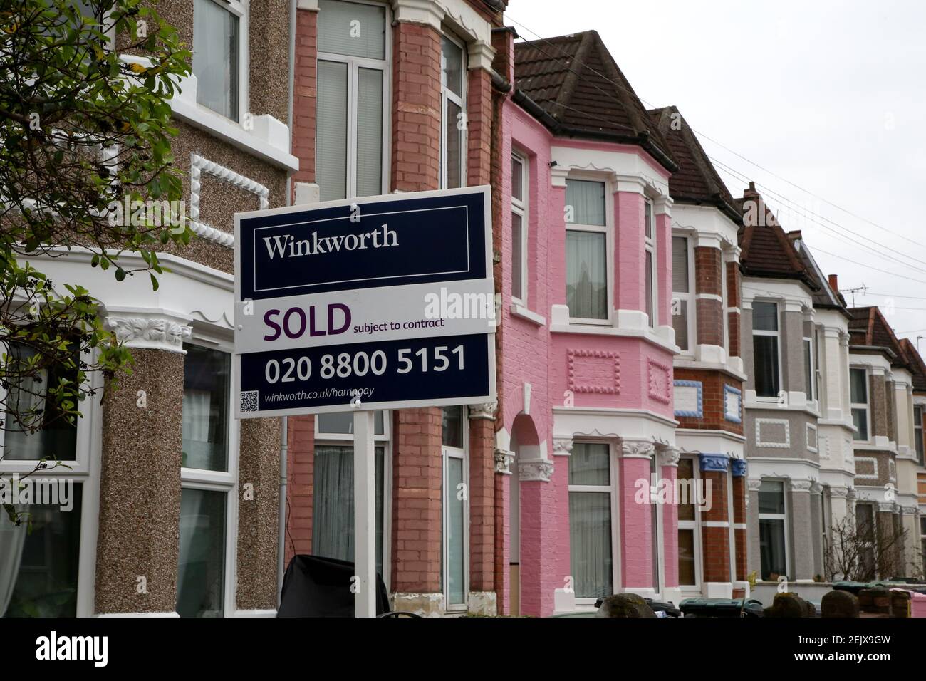 London, Großbritannien. Februar 2021, 22nd. Ein "verkauft" Schild vor einem Reihenhaus in London als Druck auf Kanzler von exchecr, Rishi Sunak wächst für Stempelzollfeiertag verlängert werden in UK Budget, das am 3. März 2021 stattfinden wird. Der am 8. Juli 2020 eingeführte Stempelzollfeiertag soll am 31. März 2021 enden. Kredit: SOPA Images Limited/Alamy Live Nachrichten Stockfoto