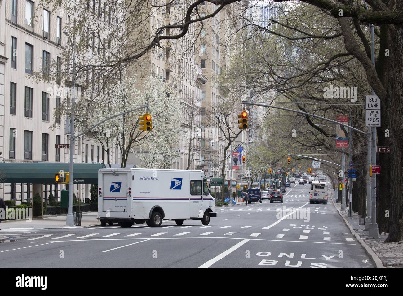 New Yorks normalerweise geschäftige Fifth Avenue liegt während der Covid-19-Pandemie am Montag, den 30 2020. März in New York NY, größtenteils öde. (Foto: Jonas Gustavsson/Sipa USA) Stockfoto