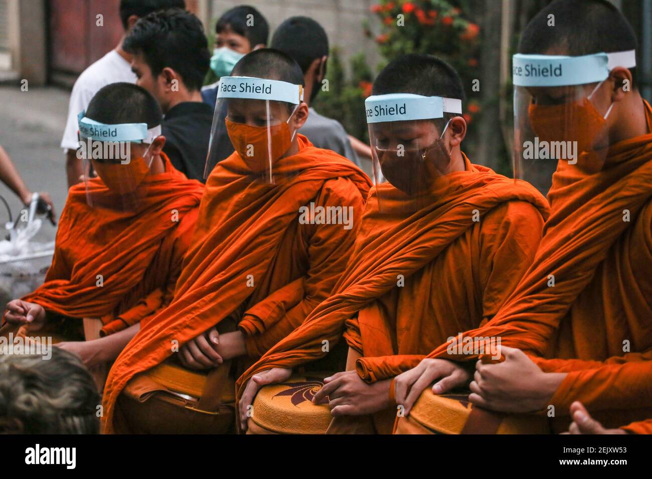 Thailändische Mönche, die Schutzmasken tragen, als vorbeugende Maßnahme gegen die Ausbreitung der COVID-19 Pandemie, werden auf den Straßen von Bangkok gesehen. Das thailändische Gesundheitsministerium meldet 120 neue Fälle von Coronavirus (Covid-19), was die Gesamtzahl auf 1.771 und 12 Todesfälle erhöht. (Foto von Prawet Puengsawangphol / SOPA I/Sipa USA) Stockfoto