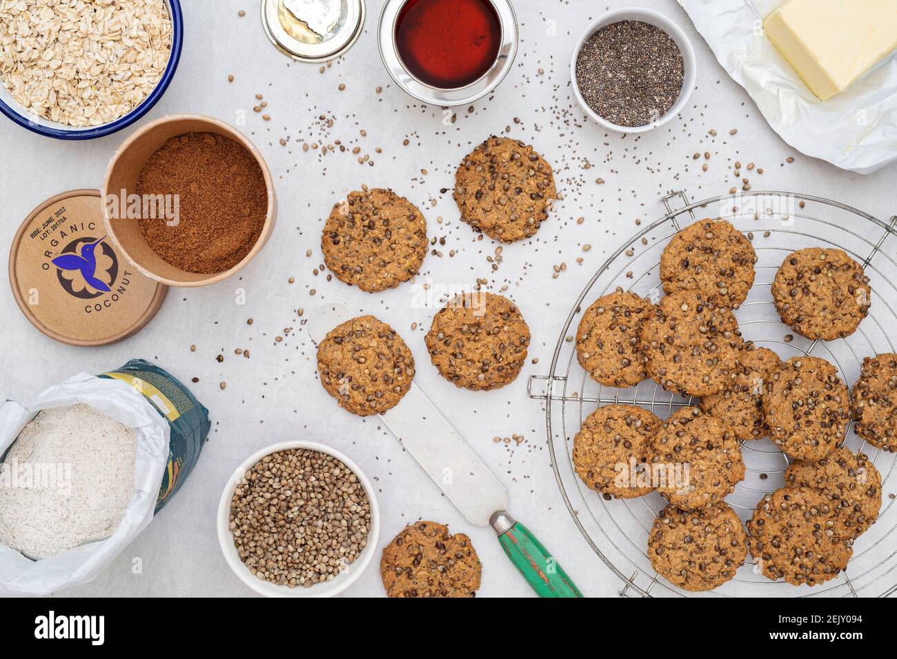 Hanf und Chia Samen Cookies . Hausgemachte Kekse mit Hanf und Chia-Samen mit Zutaten auf weißem Hintergrund Stockfoto