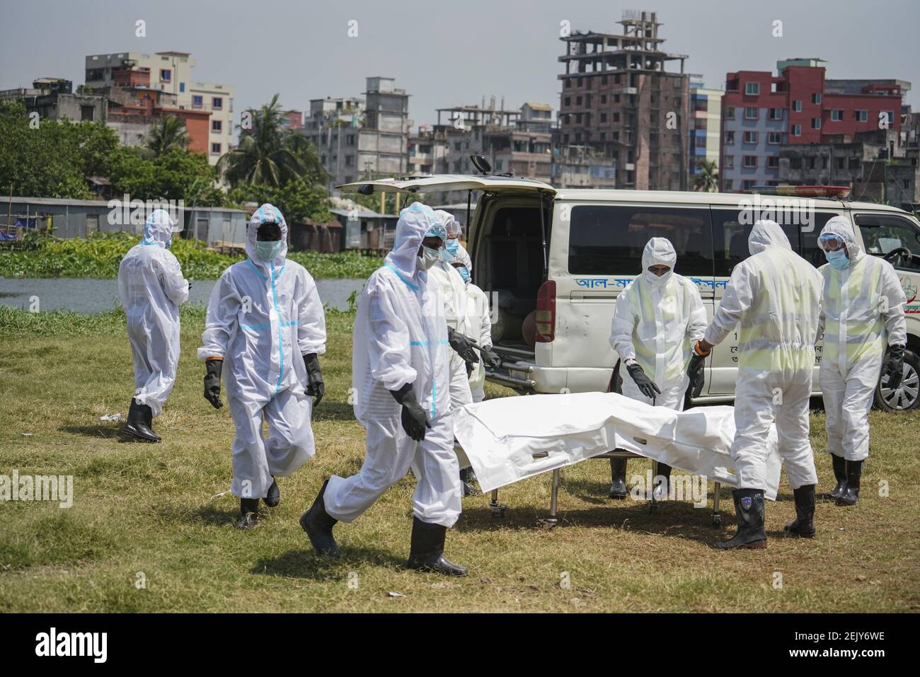 Gesundheit und Totengräber Arbeiter in Schutzanzügen beten am 6. April 2020 auf dem öffentlichen Friedhof in Dhaka, Bangladesch, für den Leichnam eines Coronavirus-Opfers. Bangladesch hat laut den IEDCR-Beamten 123 Fälle bestätigt, von denen 12 durch das Coronavirus (COVID-19) getötet wurden. (Foto von Zabed Hasnain Chowdhury/Sipa USA) Stockfoto