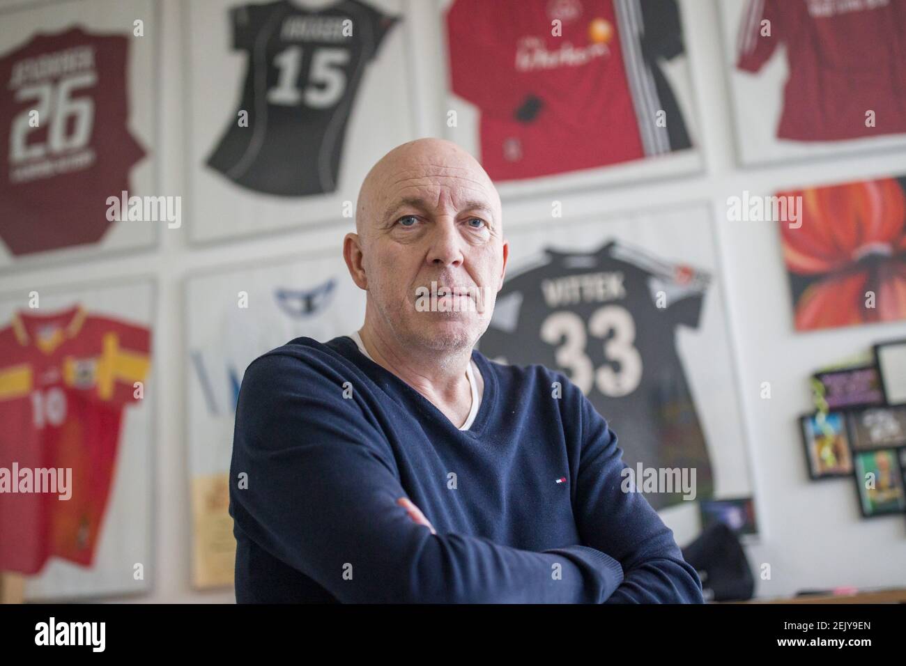 17. Februar 2021, Bayern, Röthenbach an der Pegnitz: Peter Hammer,  Autohändler, steht in seinem Büro in seinem Autohaus. Hammer steuert den  First Division Club FC Nitra von seinem Firmensitz aus. Seit eine