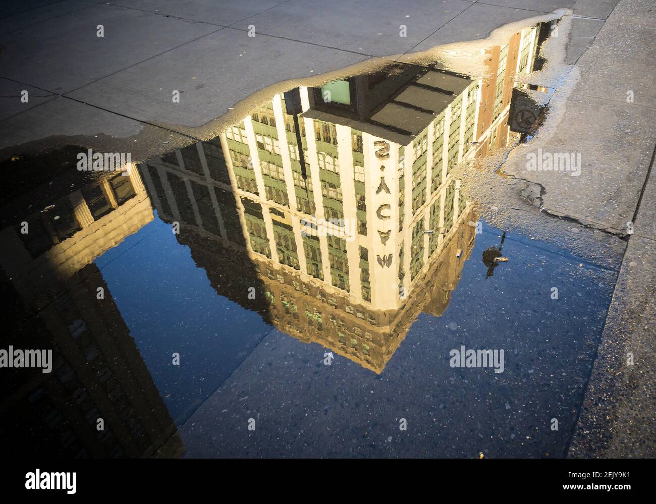 Ein geschlossener Macyâ €™s spiegelt sich in einer Pfütze in Herald Square in New York am Montag, den 6. April 2020. (ÂPhoto von Richard B. Levine) Stockfoto