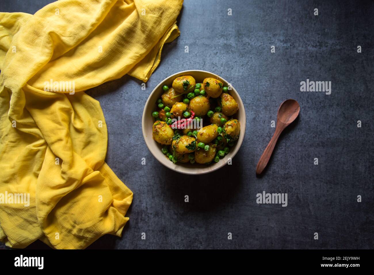 Indisches Lebensmittel Dum aloo oder Kartoffeln in einem langsamen Feuer in einer Schüssel gekocht. Stockfoto