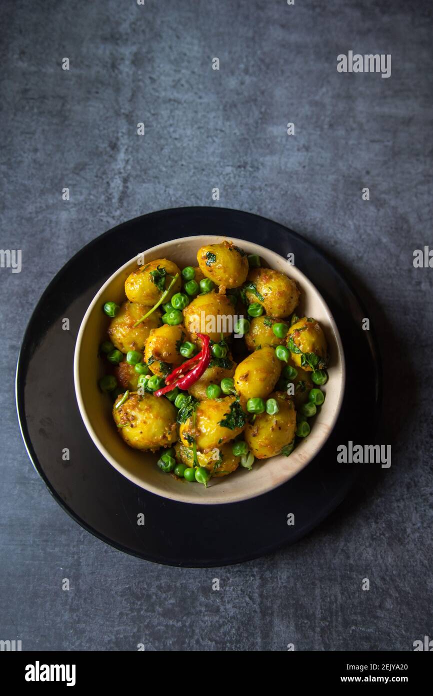 Indisches Lebensmittel Dum aloo oder Kartoffeln in einem langsamen Feuer in einer Schüssel gekocht. Draufsicht, selektiver Fokus. Stockfoto