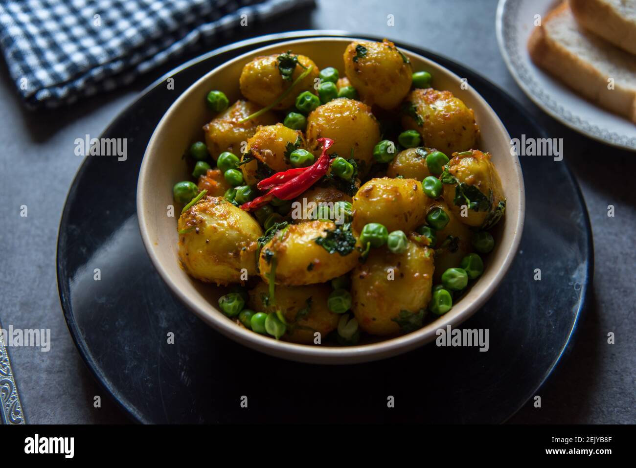 Indisches Lebensmittel Dum aloo oder Kartoffeln in einem langsamen Feuer in einer Schüssel gekocht. Nahaufnahme, selektiver Fokus. Stockfoto
