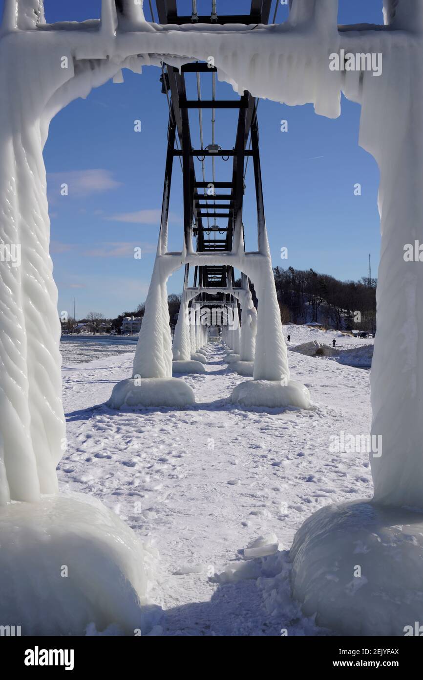 Eisbildung in Grand Haven, Michigan. Februar 2021, das Eis bedeckt Grand Haven das innere Licht, Landschaft Stockfoto