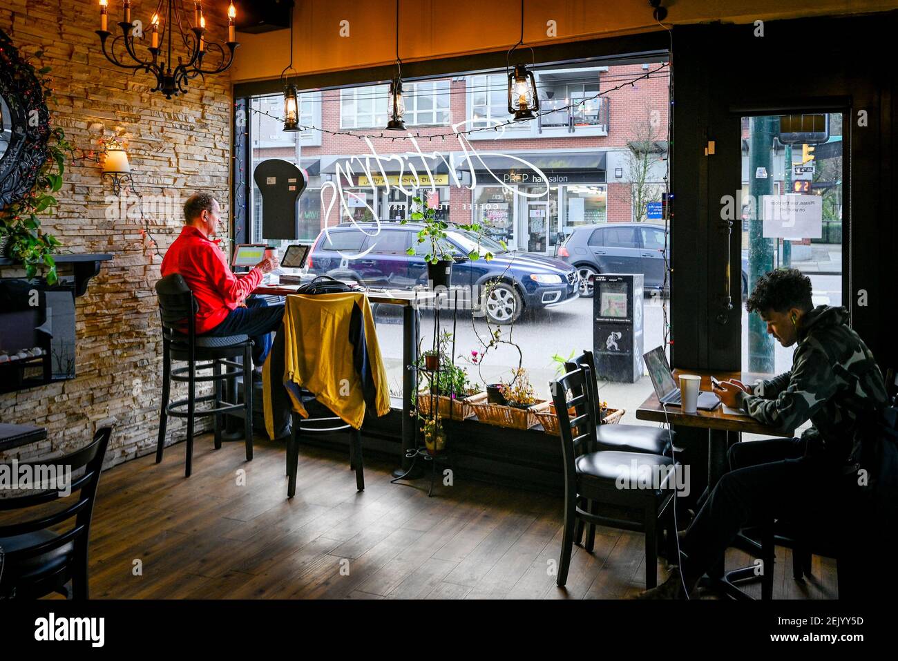 Männer, die Aptop-Computer benutzen, im Café in Vancouver, British Columbia, Kanada Stockfoto