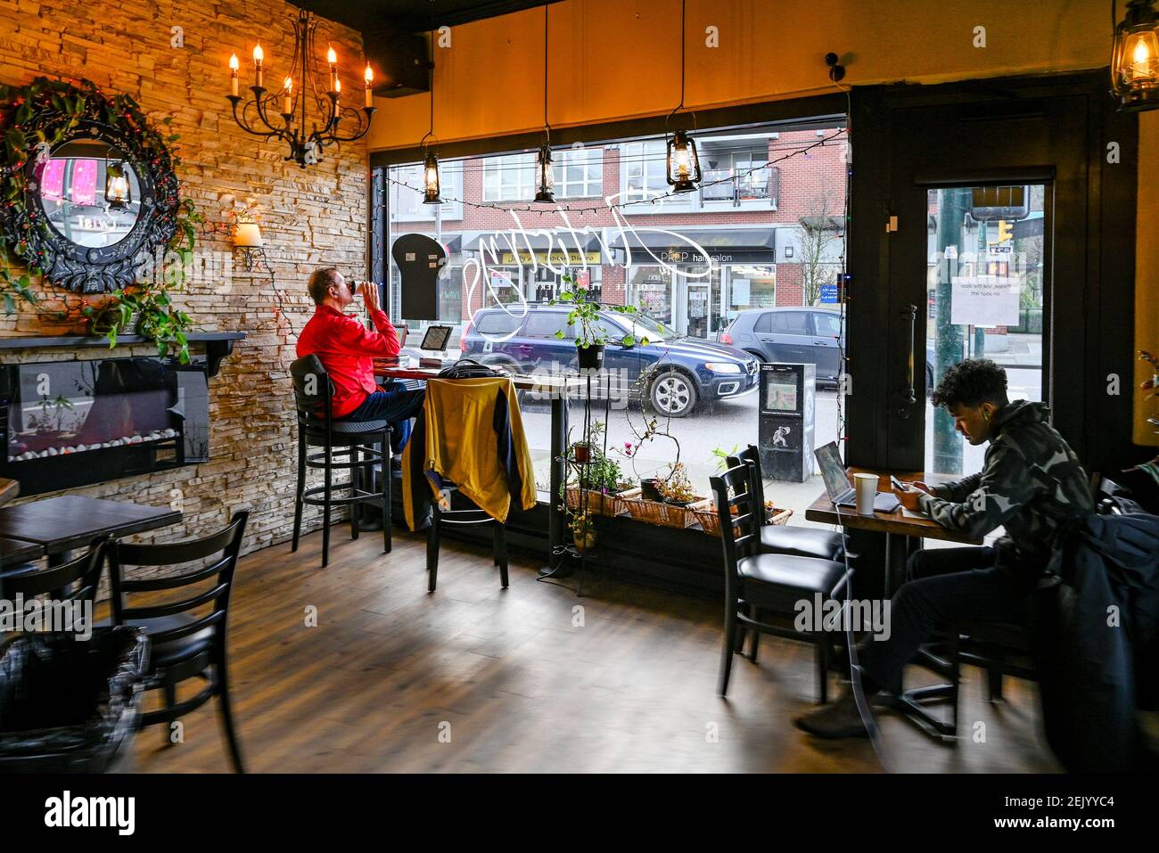 Männer, die Laptops benutzen, im Café in Vancouver, British Columbia, Kanada Stockfoto