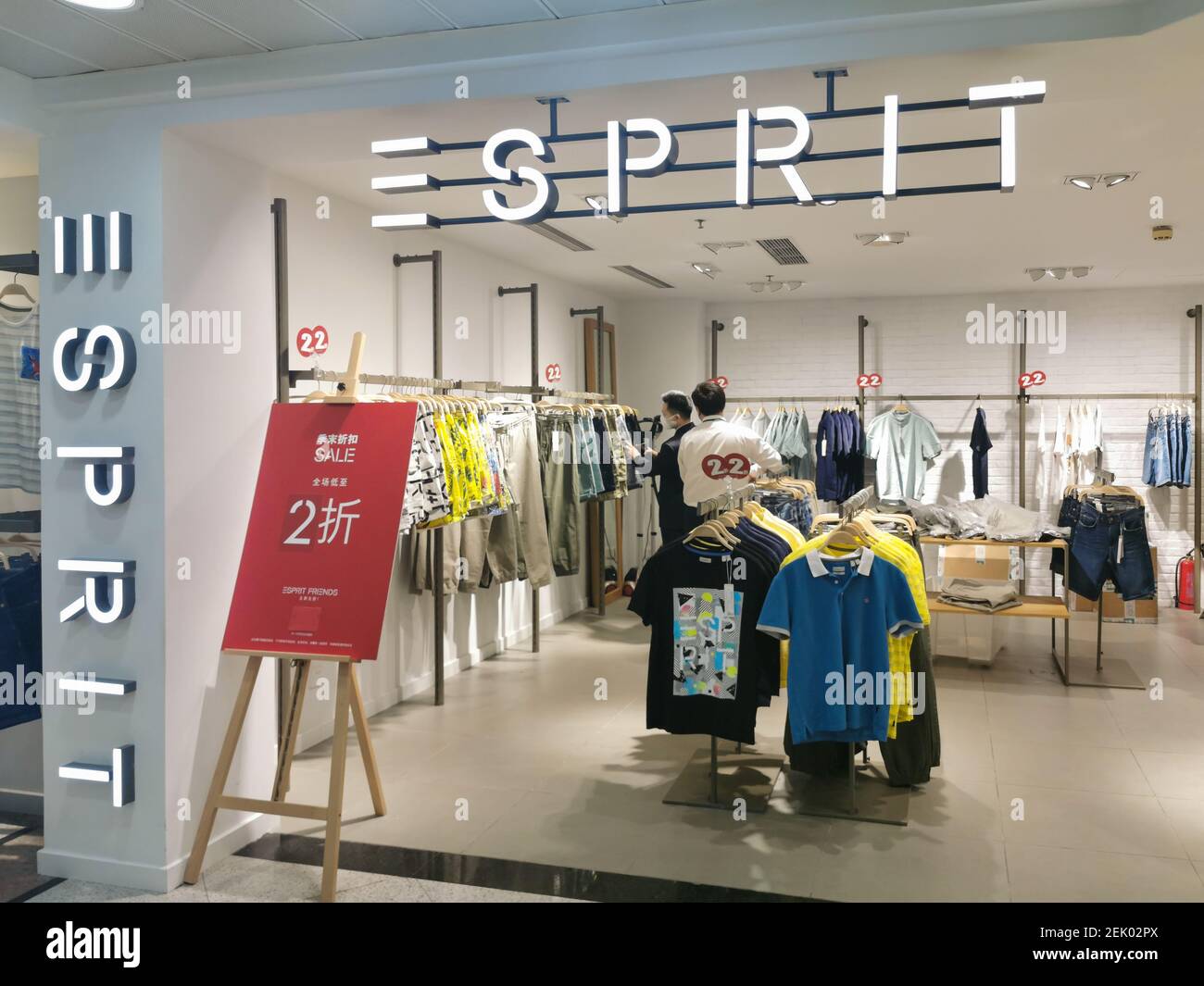 Shanghai, CHINA-am 16. April 2020 verkaufte der Esprit-Laden im  Einkaufszentrum nanjing East Road Fußgängerzone, Shanghai, alle Kleider zu  einem Rabatt von 2%. Am Nachmittag waren viele Kunden im Esprit Store im  zweiten