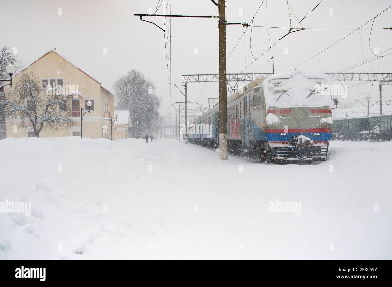 Ukrainischer Bahnhof im Winter mit Zug in Bewegung Stockfoto