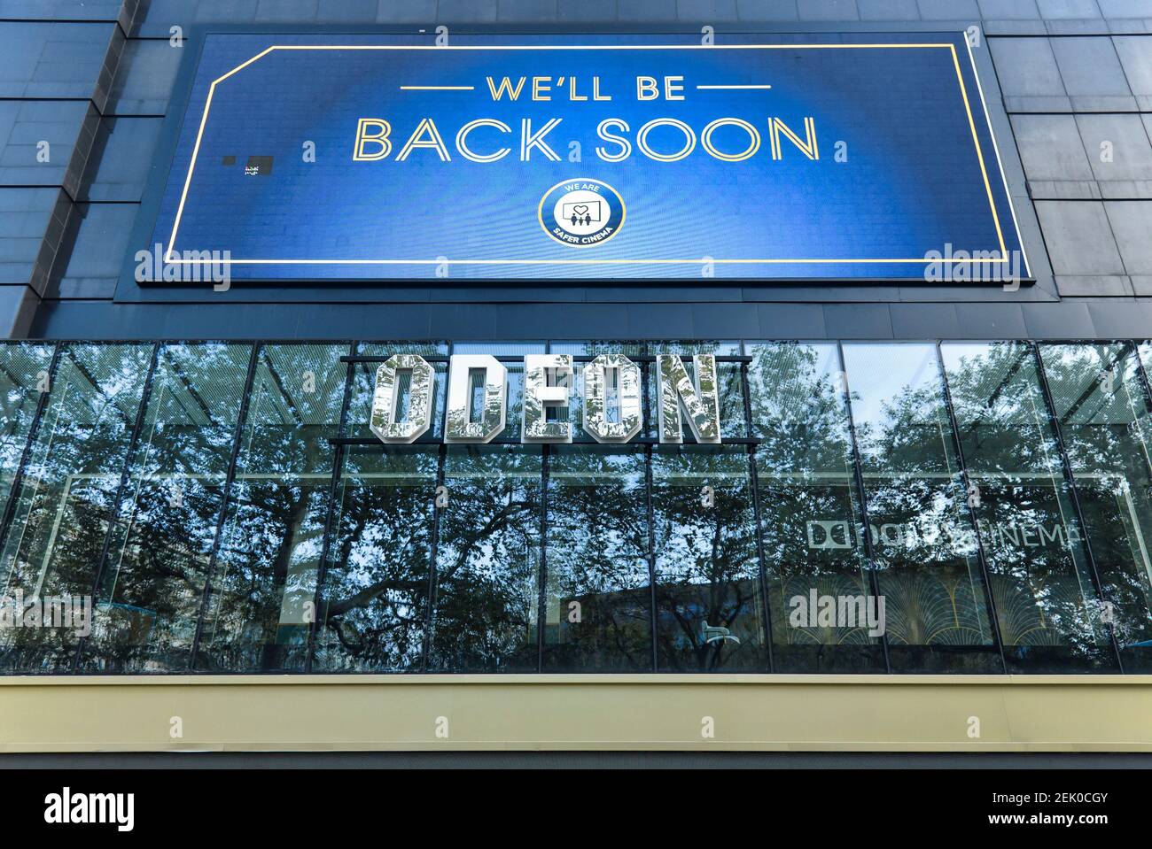 Auf dem Odeon-Kino ist ein Schild mit der Aufschrift "We'll be back soon" auf dem Leicester Square zu sehen.Kinos werden voraussichtlich ab dem 17th. Mai wiedereröffnet, da der britische Premierminister Boris Johnson seinen Fahrplan aus der Lockdown-Liste für England ankündigt. Stockfoto