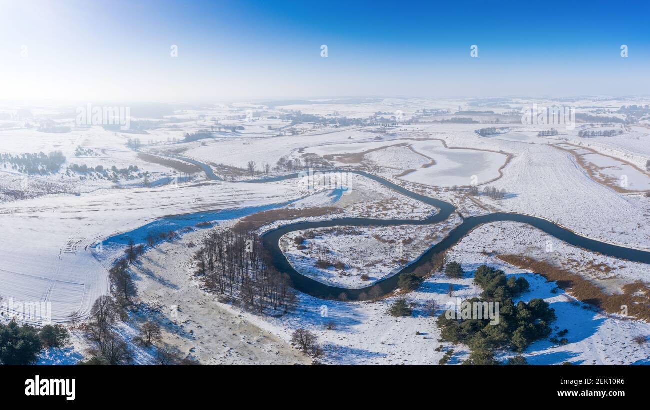 Winter in Warmia im Nordosten Polens. Łyna. Stockfoto