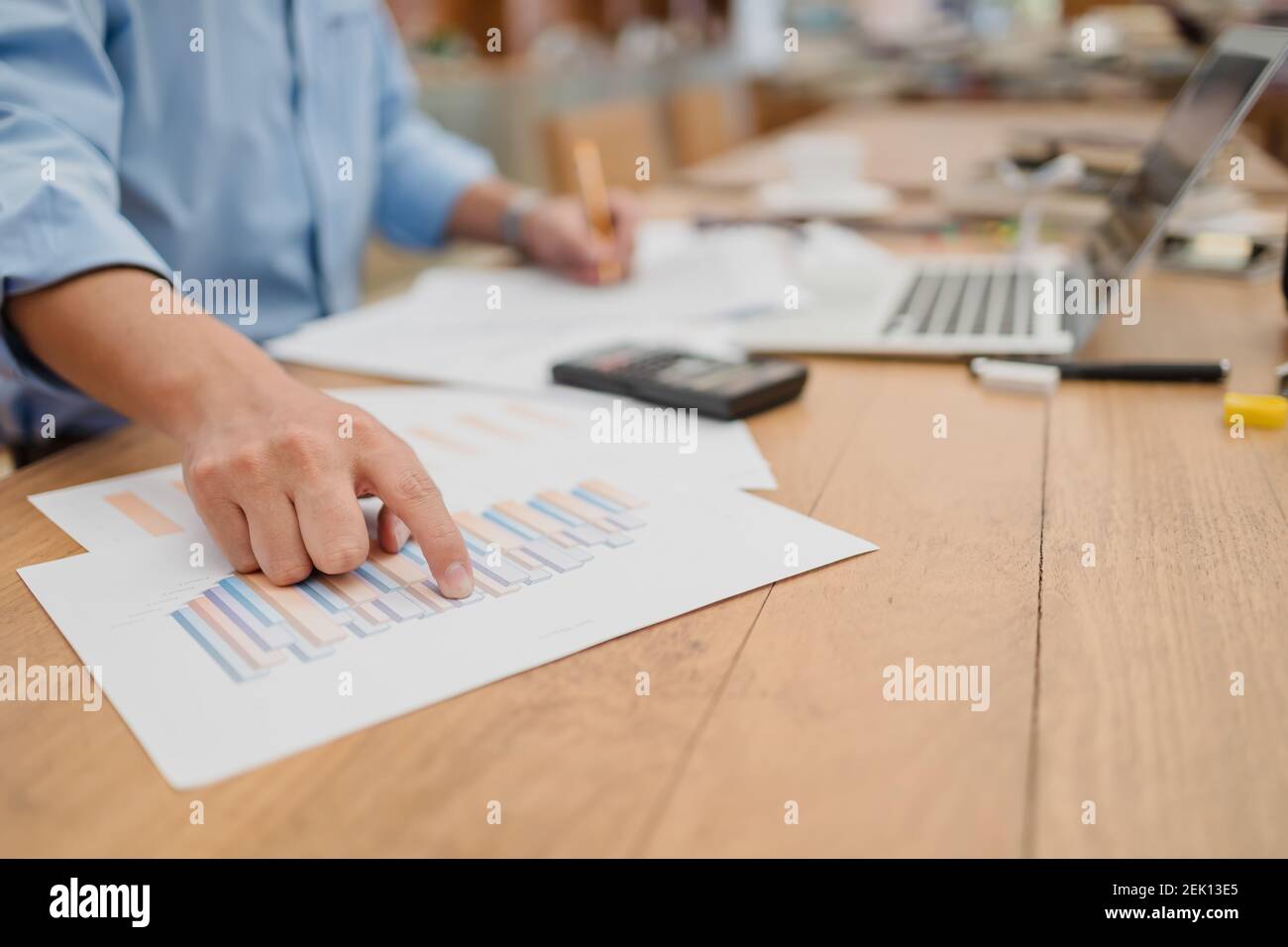 Geschäftsmann Hände zeigen Papier Grafik und Überprüfung Dokument Daten Rechner für Budget Buchführung berechnen. Finanz-und Rechnungswesen Konzept Stockfoto