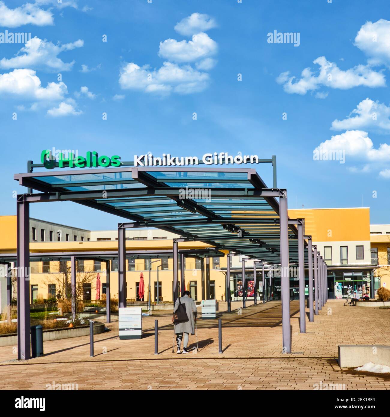 Überdachtes Eingangsportal der Helios Kliniken Gruppe in Gifhorn, 20. Februar 2021 Stockfoto