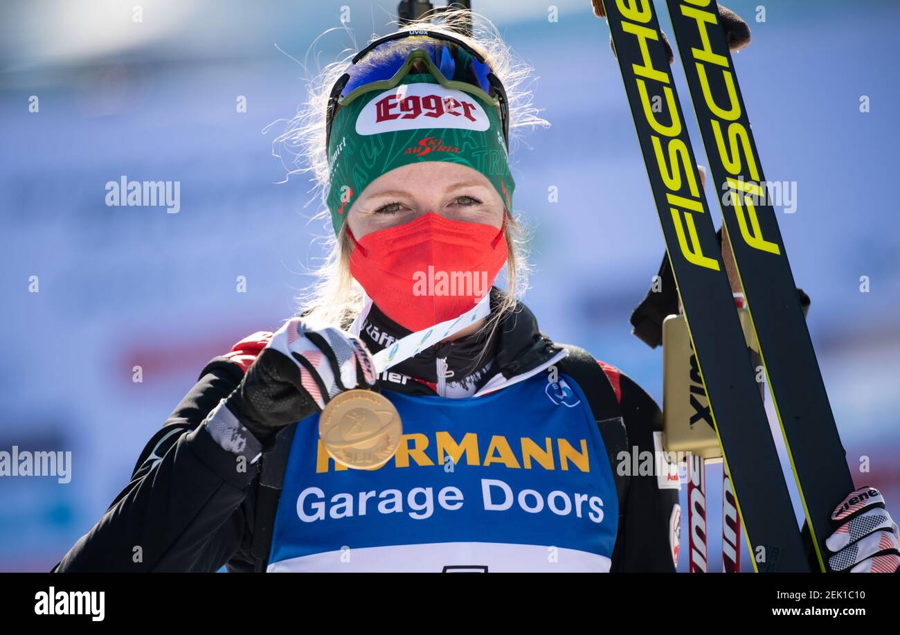 Pokljuka, Slowenien. Februar 2021, 21st. Biathlon: WM/Weltmeisterschaft, Massenstart 12,5 km, Frauen. Gewinnerin Lisa Theresa Hauser aus Österreich zeigt ihre Goldmedaille. Quelle: Sven Hoppe/dpa/Alamy Live News Stockfoto