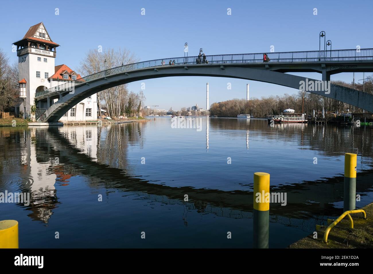 Berlin, Deutschland. Februar 2021, 22nd. Die Abteibrücke über die Spree verbindet den Treptower Park mit der Jugendinsel (l). Quelle: Jens Kalaene/dpa-Zentralbild/ZB/dpa/Alamy Live News Stockfoto