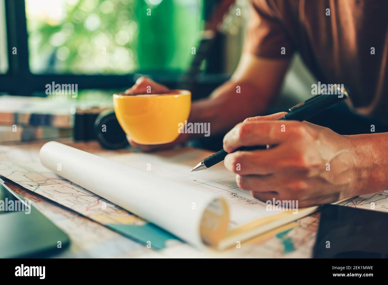 Tourist halten Stift und Planung Urlaub mit Kalender und Karte. Reisen, Urlaub, Berufung und Neujahr Konzept. Stockfoto